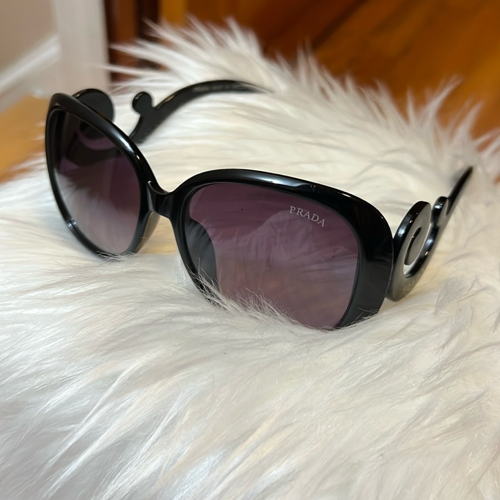 (Not authentic)🌹Prada🌹pre-loved🌹Glossy Black Oversized Sunglasses
No Return!
